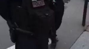 Un manifestant asperge un policier et lui mettre le feu
