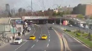 Adana'da genç kızlar tekme ve yumruklarla kavga etti