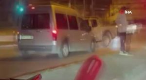 Trafikte sürücülerin kavgası kameraya yansıdı