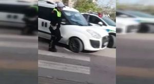 Yatarak motosiklet kullandı, ölüme meydan okudu