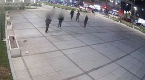 Seyir halindeki tıra yaklaşıp içindeki koyunları çaldılar