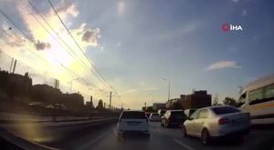 Makas atarak trafiği tehlikeye soktu, o anlar kamerada