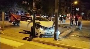 Bursa'da aydınlatma direğine çarpan otomobil devrildi