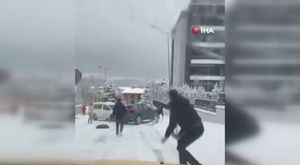 Uludağ'da kış uykusuna yatamayan ayılar yemek aramaya çıktı