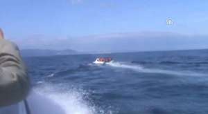 Lastik bottaki 54 kaçak göçmen kurtarıldı