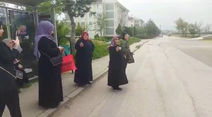 Bursa'da 1. kattan düşen çocuğu çuvallar korudu