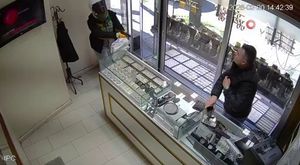 Bursa'nın Yenişehir ilçesinde, silahla bir kuyumcuyu soymaya çalışan şüpheli yakalandı.