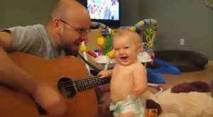 İlk defa gölgelerini gören çocukların tepkileri izleyenleri gülmekten kırıp geçiriyor :)))