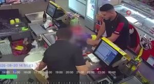Antalya'da park halindeki minibüs alev alev yandı