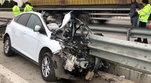 Bursa'da emniyet şeridinde duran tıra çarpan otomobilin sürücüsü öldü