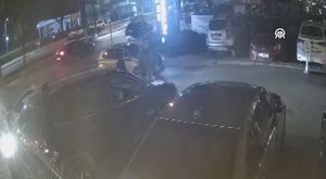 Adana'da genç kızlar tekme ve yumruklarla kavga etti