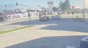 AVM'de faciadan dönüldü: Çocukların bindiği oyuncak devrildi