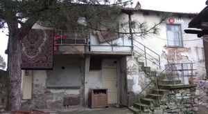 Çöp karıştırırken bulduğu bayrağı bakın ne yaptı