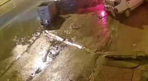 Öğrencinin üzerine kar kütlesi düştü!