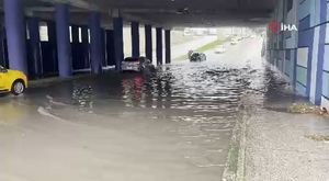 Duvara çarpıp çukura düşen alkollü şahsın ilginç anları kamerada