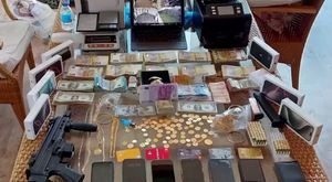 Ankara'da seyir halindeki araç alev aldı