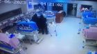 Şiddetli sarsıntıya rağmen kuvözleri bırakmadılar!