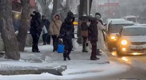 İŞ MAKİNESİ SULAR İÇİNDE: DÜŞMEYE RAMAK KALDI