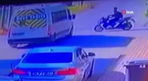Bursa'da motora giren yılanı böyle çıkardı