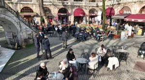 Trafikte 'çiğ köfteli' kadın trafik magandası!