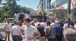 Banyodaki kadını gözetlerken yakalandı