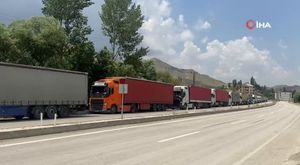 Kazayı fark etmeyen yaşlı kadın yoluna devam etti