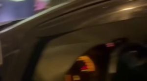 Öğrencinin üzerine kar kütlesi düştü!