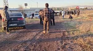 Seyir halindeki otomobil alev alev yandı