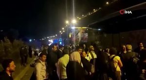 Bursa'da bariyerlere çarpıp yan yatan hafif ticari araçtaki 2 kişi yaralandı