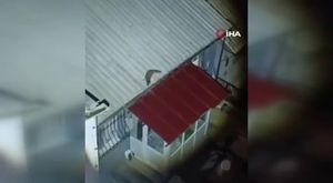 Bursa'da kontrolden çıkan otomobil ağaca çarptı, yaya son anda kurtuldu!