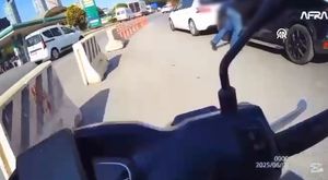 Adana'da minibüs hattı gerginliği yumruklu sopalı kavga kamerada