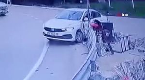 Bursa'da park halindeki araçların arasından çıkan yayaya çarptı!