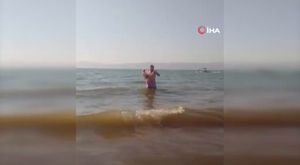 Kamyonete çarpan motosikletli ve arkadaşı böyle savruldu