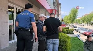 Tartıştığı arkadaşının baltayla kestiği kafasını sokağa fırlattı