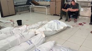 İstinat duvarına çarpan et yüklü kamyon kağıt gibi ezildi!