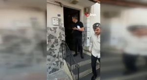 Banyodaki kadını gözetlerken yakalandı