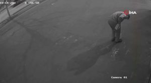 Takla atıp direğe çarpan otomobilin kaza anı kamerada: 3 yaralı