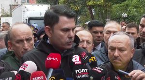 Antalya'da park halindeki minibüs alev alev yandı