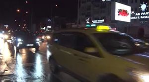 Bursa'da yürek burkan görüntü! Çöpü karıştıran kadın...