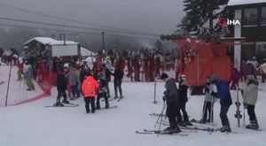 Çöp karıştırırken bulduğu bayrağı bakın ne yaptı