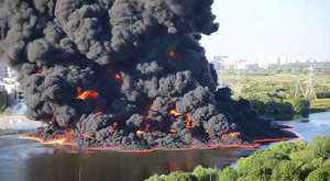 Video Explosión de oleoducto en Rusia Oil Pipeline Fire In The Moscow River 