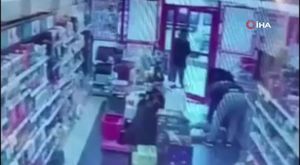 Aç kalan tilkiyi elleriyle besledi