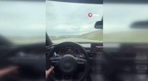 Kamyonete çarpan motosikletli ve arkadaşı böyle savruldu