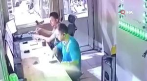 KÜÇÜKÇEKMECE’DE 3 KATLI BİNANIN ÇATISI ALEV ALEV YANDI