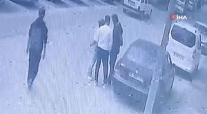 Trafikte sürücülerin kavgası kameraya yansıdı