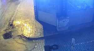 ARNAVUTKÖY’DE İETT OTOBÜSÜ KAYGAN YOLDA KONTROLDEN ÇIKTI