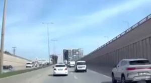 BURSA’DA ARAÇLARIN KAPORTASINI ÇİZİP AYNALARINI KIRDILAR