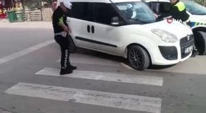 Kurye kılığıyla girdiler, silahla alıkoydular... Özel Harekat kapıları koçbaşıyla kırdı