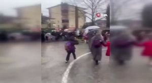 Duvara çarpıp çukura düşen alkollü şahsın ilginç anları kamerada