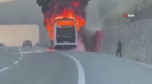 Alev alan elektrikli araç bomba gibi patladı... O anlar kamerada